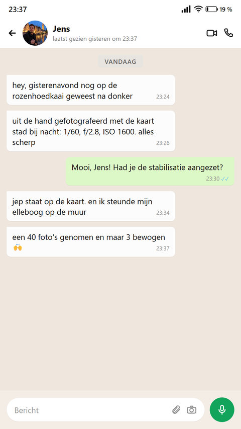 Iemand schrijft over de kaart Stad bij nacht, gefotografeerd op de Rozenhoedkaai